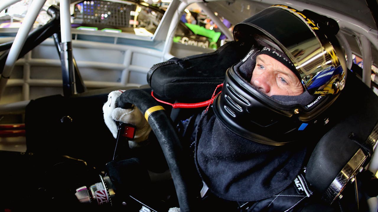 Jokester Kenny Wallace plans to use 'reverse psychology' in last start